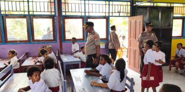 Kapolres Supiori Gelar Program Polisi Peduli Pendidikan, Edukasi Siswa tentang Bahaya Narkoba & Bullying