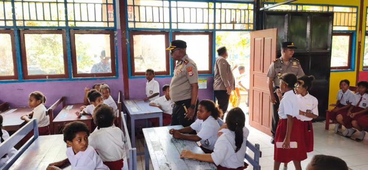 Polres Supiori melaksanakan kegiatan Polisi Peduli Pendidikan (POLIDIK) melalui Program Quick Wins 1 di SD YPK Sorendiweri. (Foto: Istimewa)