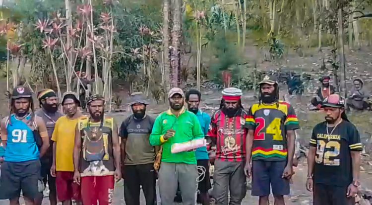 Kabid Perikanan pada Dinas Pertanian Kab Tolikara, Padinus Karoba, S.Pt, didampingi Kepala Kampung Tingwi dan Keragigelok, Intelektual dan Tokoh Masyarakat, saat memberikan keterangan kepada awak media. (Foto: Kosay J. Kogoya)
