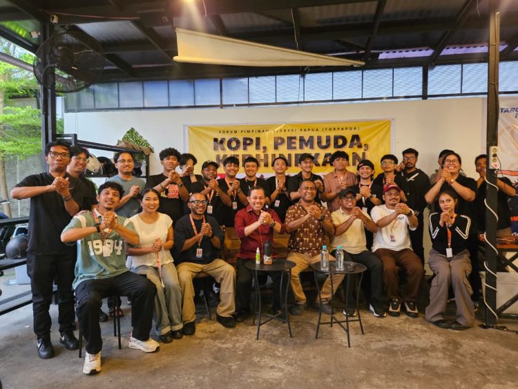 Foto bersama dalam kegiatan bincang santai bertajuk “Kopi, Pemuda, Kebinekaan” yang berlangsung di BM Coffee. (Foto: Cornelia Mudumi)