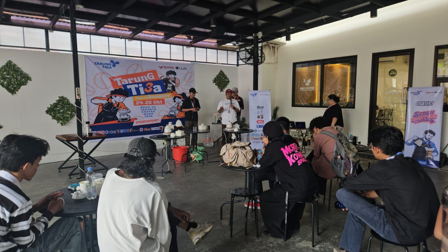 Kompetisi Tarung Ti3a Regional Papua yang digelar di BM Coffee, Kotaraja, Kota Jayapura. (Foto: Cornelia Mudumi)