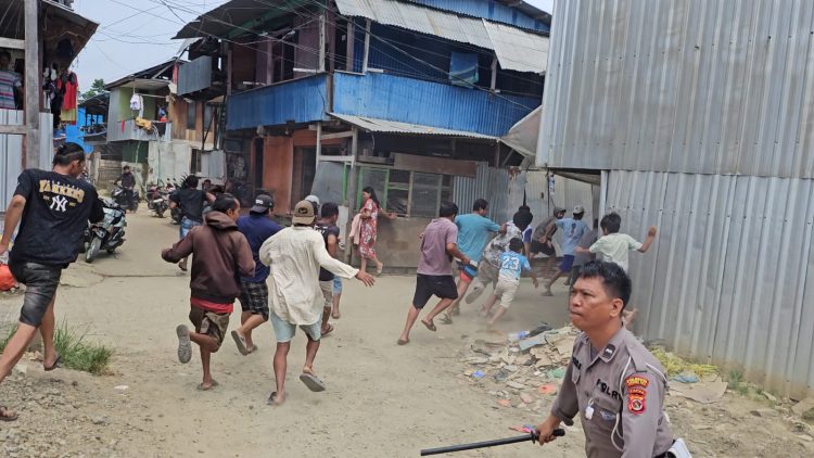 Polisi membubarkan masyarakat yang berada di lokasi dan mengamankan tujuh ekor ayam. (Foto: Istimewa)