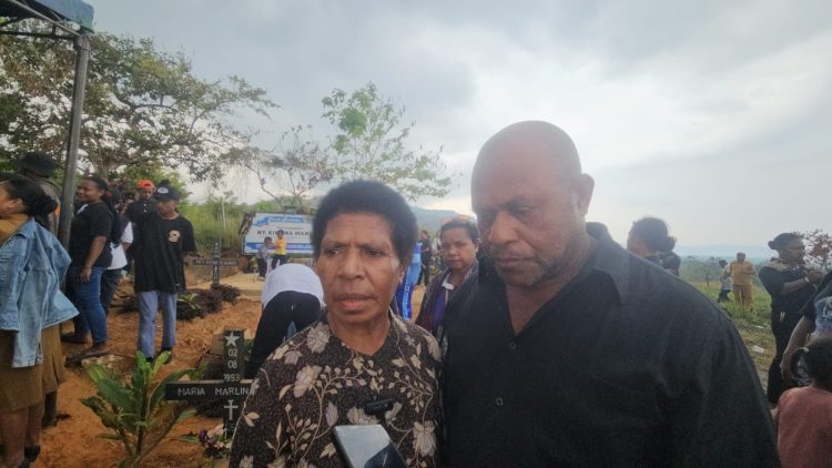 Orang tua Jekelin Katunggung saat di wawancara usai Memakamkan Almarhuma di Pekuburan Sereh, Selasa (27/10/2026). (Foto: Cornelia Mudumi)