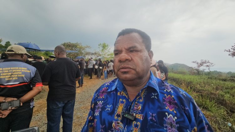 Kepala Sekolah SMK Pembangunan dan Pertanian, Hans Ohee, S.Pt saat di wawancarai. (Foto: Cornelia Mudumi)