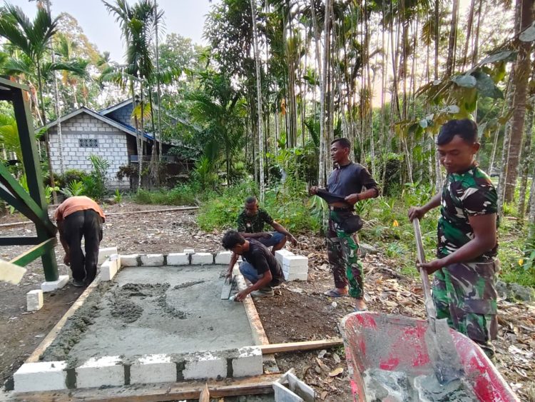 Satgas TMMD mulai mengerjakan revitalisasi bak penampungan air bersih di Kampung Sabron Sari. (Foto: Istimewa)