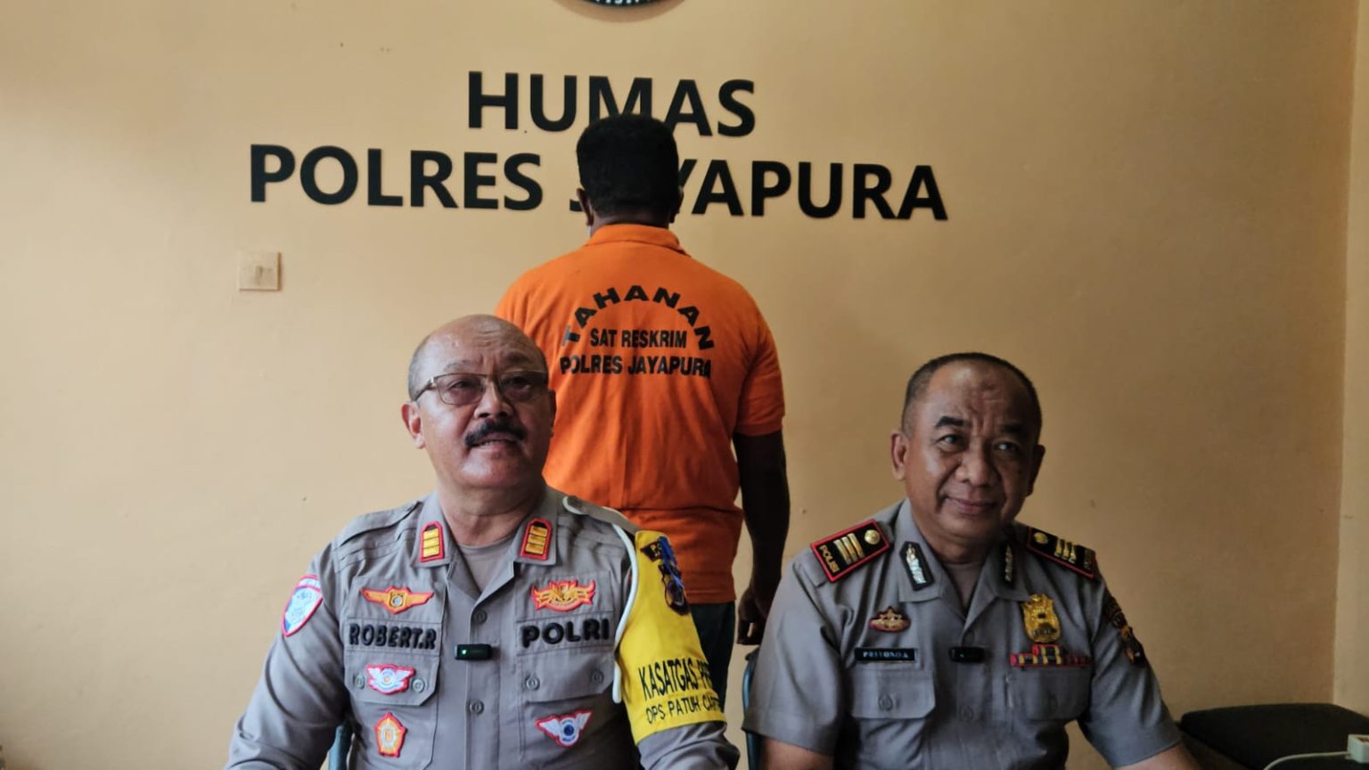 Tersangka berinisial THT oknum Kepala Dinas di Lingkungan Pemerintah Kabupaten jayapura dalam kasus kecelakaan lalu lintas. (Foto: Cornelia Mudumi)