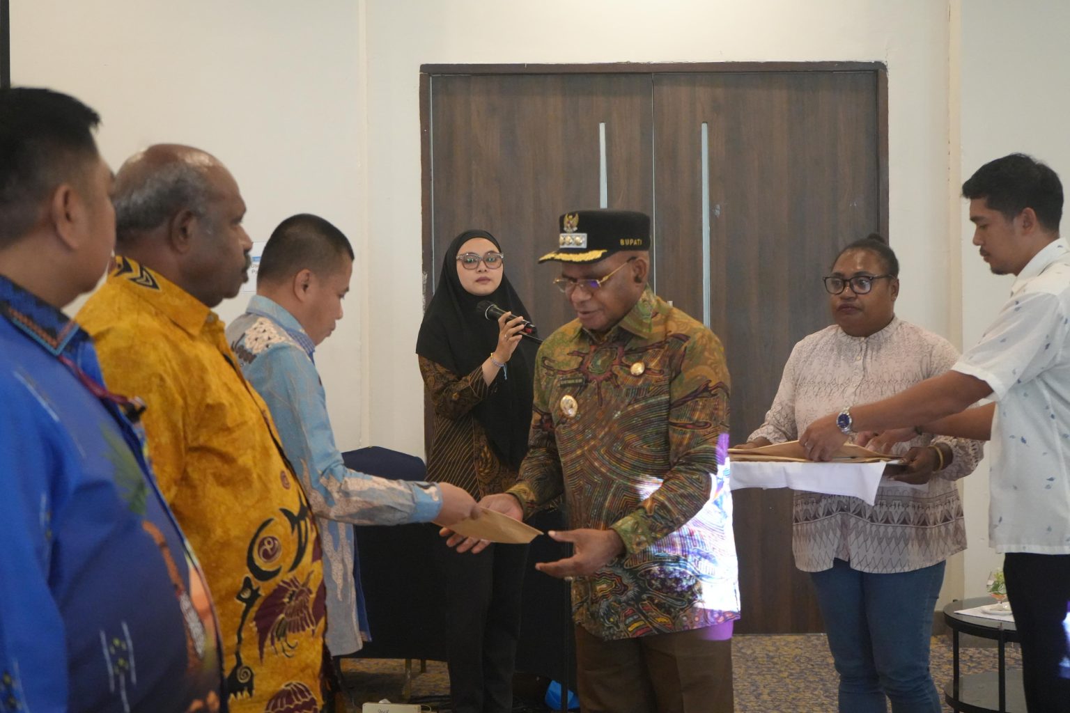 Bupati Puncak resmi menyerahkan Dokumen Pelaksanaan Anggaran (DPA) Perubahan Tahun Anggaran 2026. (Foto: Istimewa)