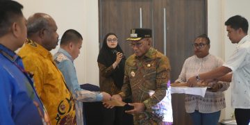 Bupati Puncak Serahkan DPA Perubahan 2026, Tekankan Kreativitas di Tengah Efisiensi Anggaran