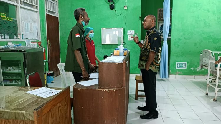 Ketua DPRK Supiori, Dolfinus D Mansoben, saat melakukan sidak ke RSUD Supiori. (Foto: Istimewa)