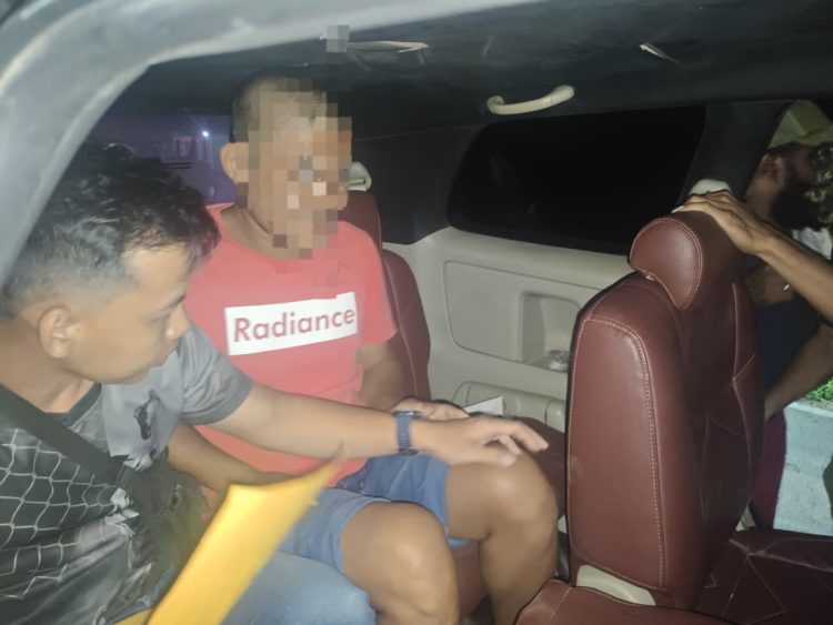 Satreskrim Polres Keerom mengamankan seorang pria berinisial AKM yang diduga terlibat dalam kasus pencurian. (Foto: Istimewa)